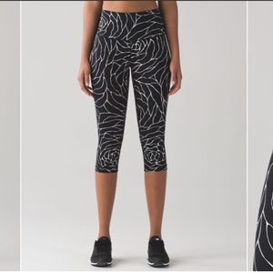 EUC Lululemon Wunder Under Hi-Rise 1/2 Tight *Full-On Luxtreme 17"